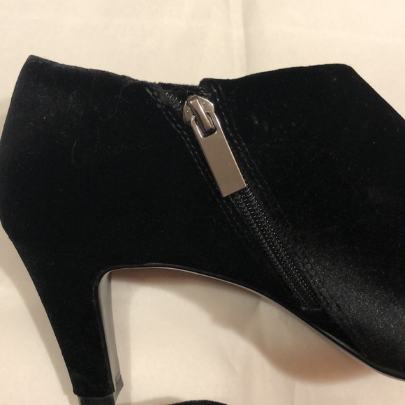 Bandolino Black Velvet Ankle Booties/ Like New - Picture 2 of 10